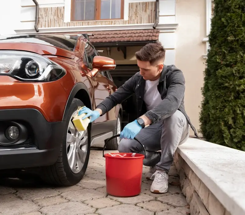 Lavage auto à domicile Mainsat : professionnel intervenant sur un véhicule